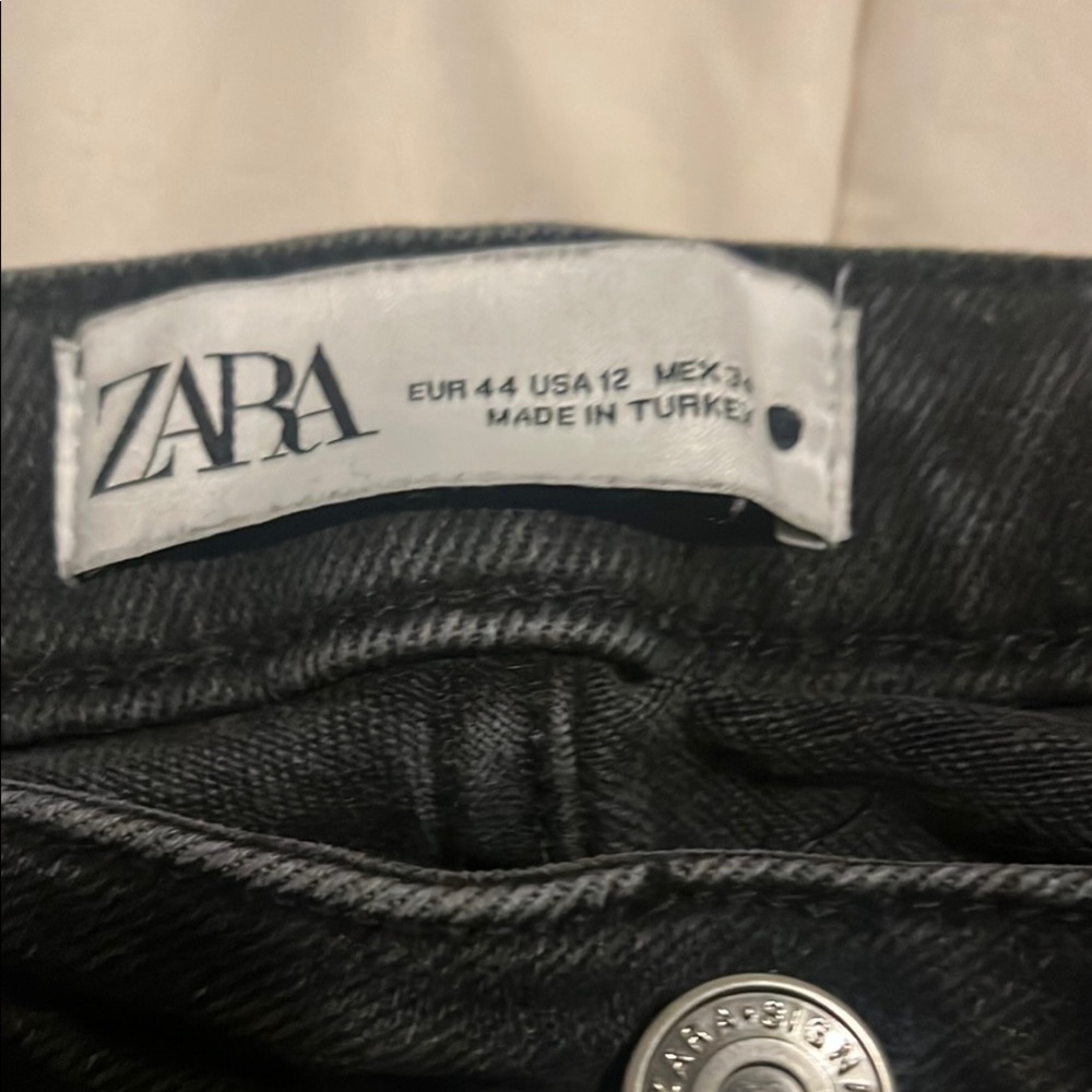 Zara Black Jeans Sleek Modern Design